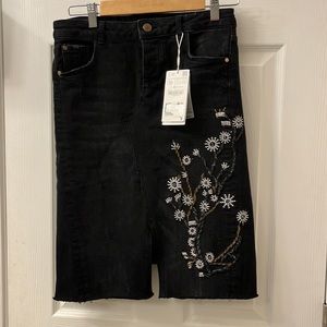 NWT ZARA embroidered jean skirt.